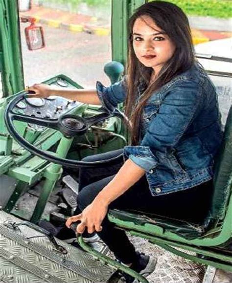 मुंबई की 24 वर्षीय पहली महिला बेस्ट बस ड्राइवर प्रतीक्षा दास 24 Year Old Pratiksha Das Mumbai