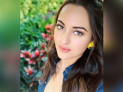Sonakshi Sinha Looks Flawless In Her Perfect Sunday Selfie Hindi Movie News Times Of India