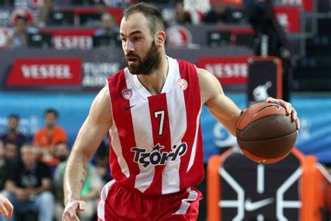 Olympiacos guard vassilis spanoulis passed former teammate with panathinaikos dimitris diamantidis to move into second place on greek league's. Vassilis e Dimitris
