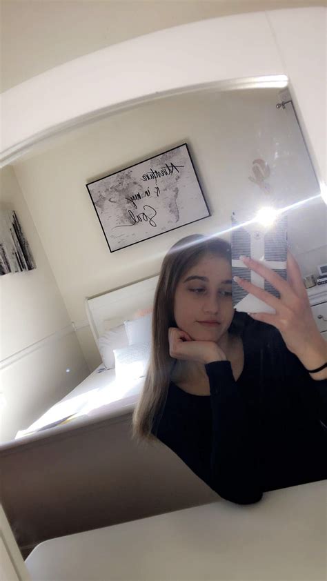 white girl mirror selfie