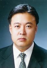 이후 상무, 전무, lg아트센터 대표까지 20년 정도 일했다. 정창훈 LG상무, LG아트센터 신임 대표 임명 - 매일경제