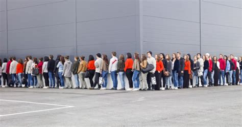 Waiting In Line Why Long Wait Times Make People Frustrated Huffpost