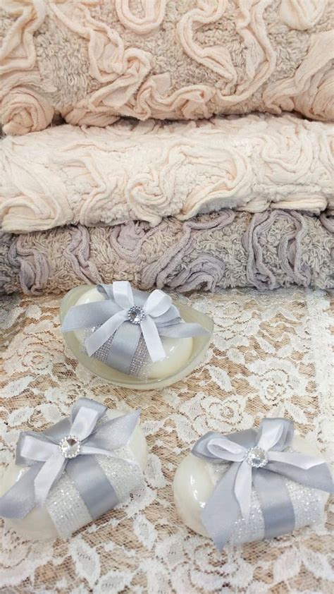 ✓ tutte le informazioni che cerchi in un unico sito di saponette profumate il miglior prezzo in prodotti per il corpo è di 0,39 €. Tappeti Blanc con rose e saponette glitter profumate. Da Spugna Riccione. | Bagni romantici, Tappeti
