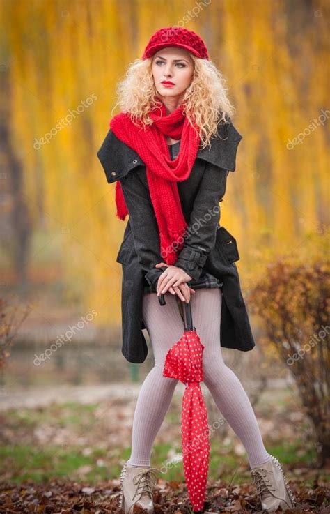 Attraktive Junge Frau In Einem Herbst Mode Shooting Schöne Modische Junge Mädchen Mit Roten