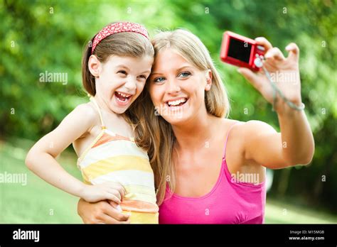 Feliz Madre E Hija Teniendo Selfie Fotograf A De Stock Alamy