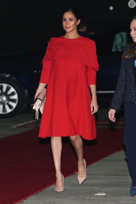Os Looks De Meghan Markle No Marrocos Grávida Duquesa Usa Vestido Vermelho Jeans Com Blazer E