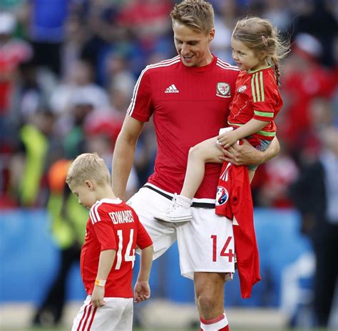 He holds the world record transfer fee, of £85.3 million (€100 million), to real madrid. EM 2016: So süß feiern die Waliser den Sieg mit ihren Kids ...