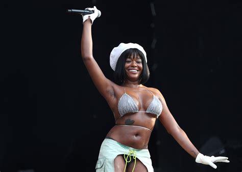 Azealia Banks Fans Concerned After Rapper Appears To Be Suicidal And Says She S Ready To Go