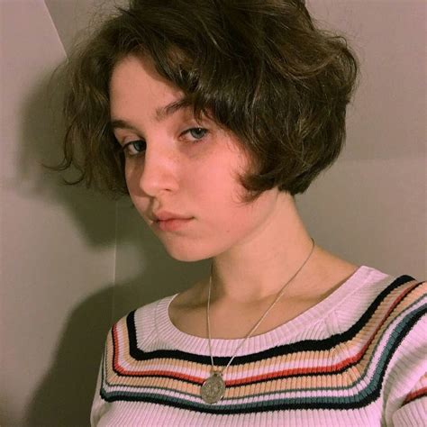 Clairo Girl Short Hair Short Curly Hair Curly Hair Styles Hair Inspo Hair Inspiration