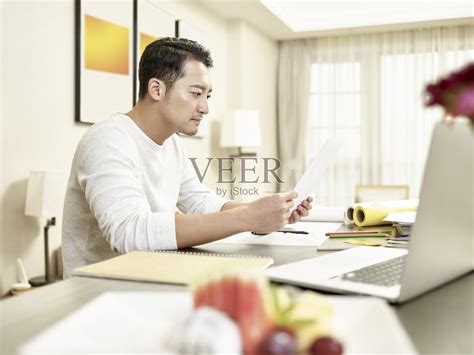 年轻的亚洲自由职业者在家工作照片摄影图片id377901926 Veer图库
