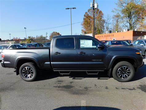It also adds passenger smart key entry, chrome taillamp inserts. New 2020 Toyota Tacoma TRD Sport Double Cab 6' Bed V6 AT ...