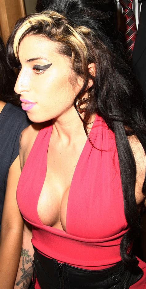 Amy Winehouse S Boob Job Singer Debuts Her New Breasts Photos Huffpost