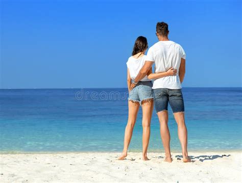 Het Jonge Aantrekkelijke Paar Ontspannen Op Een Tropisch Strand Stock Foto Afbeelding