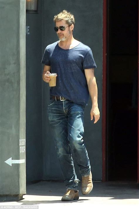 Hunky Brad Pitt Sips On Iced Coffee In Form Fitting T Shirt In La Moda Masculina Casual Moda