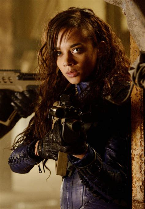 Dutch Is Ready For Action Killjoys Season 1 Episode 1 Tv Fanatic