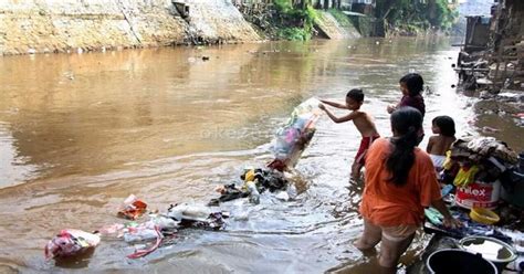 Sesosok tangan yang memegang sampah plastik, menjulur keluar. Buang Sampah Sembarangan, Tiga Warga Kota Bekasi Didenda ...