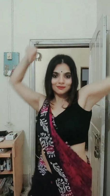 Sexy Bengali Girl In Black Saree Dancing On Cam Show And Showing