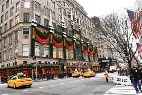 Photos See The Most Beautiful Christmas Holiday Windows In Nyc New
