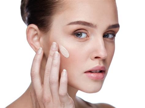 Untuk kulit berminyak, bisa memilih matte foundation yang dibuat khusus untuk kulit berminyak. Pemilik Kulit Berminyak, Ini 5 Tips Mudah Agar Foundation ...