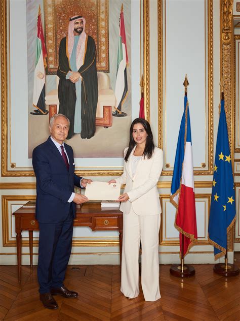 مجلة سيدتي On Twitter هند العتيبة، سفيرة الامارات لدى فرنسا تقدم نسخة من أوراق اعتمادها إلى