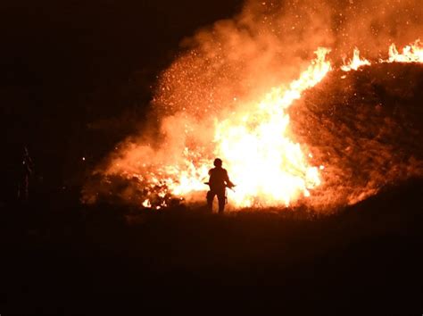 Huge Fire Tears Across Saddleworth Moor As February Heatwave Continues Metro News