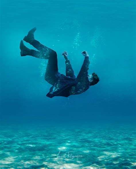 Falling Underwater Underwater Photography Underwater Drawing Underwater