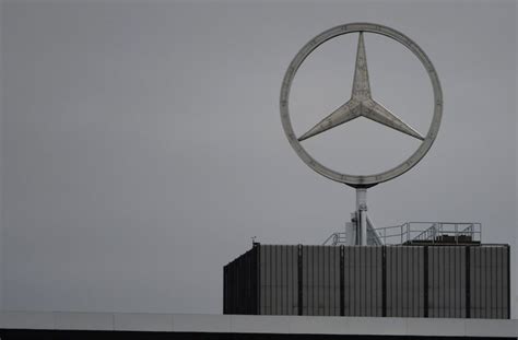 Gewinnwarnung Daimler fährt im zweiten Quartal herben Verlust ein