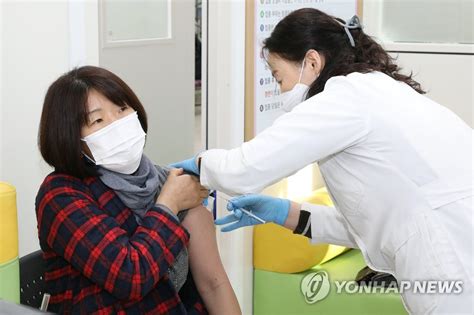 Az백신 기다리다, 가장 좋은 백신은 가장 빨리 맞을수 있는 백신이다 라는 말에 매우 공감하여 얀센 백신 예약했습니다. 인제서 코로나19 백신 접종 | 연합뉴스