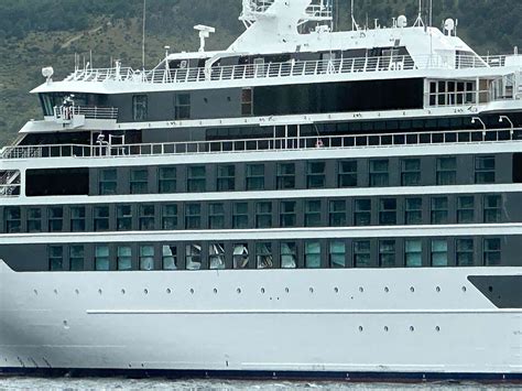 'Rogue wave' strikes Antarctic cruise ship, leaves 1 dead and 4 injured