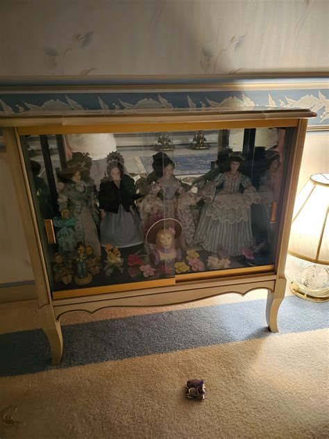 Small Display In Living Room With Glass Doors #3578 | Auctionninja.com