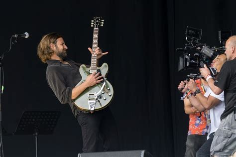 Bradley Cooper Guitarist Really Playing Guitar In A Star Is Born