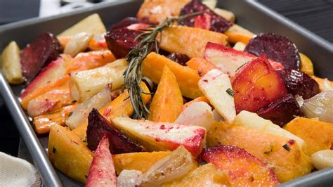 University of illinois extension health and nutrition educator, mary liz wright, demonstrates how to prepare and cook roasted root vegetables. Oven-Roasted Root Vegetables | Hellmann's US