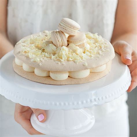 Die mandeln für die macaronshälften ganz fein mit dem blitzhacker zerkleinern und hinterher das gewonnene mandelmehl sieben. Macaron-Torte mit weißer Schokomousse | Rezept ...
