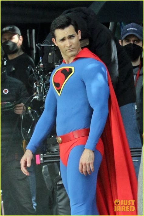 Tyler Hoechlin Spotted In A Retro Superman Suit In New Superman And Lois Photos Photo 4552615