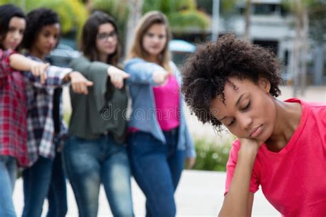 Groupe De Filles Montrant L unité Image stock Image du joie soleil