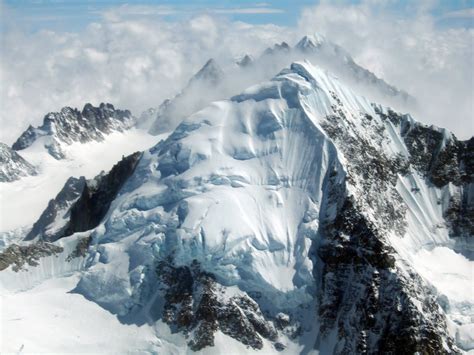 The longest mountain ranges in asia. Hkakabo Razi (5,881 m), the highest peak in Myanmar and ...
