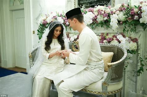 Malaysian Princess Marries Dutchman In Lavish Ceremony Daily Mail Online
