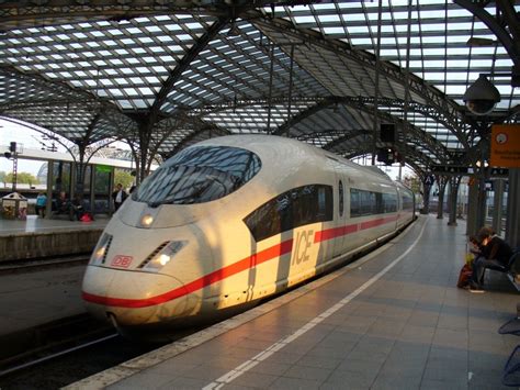 Der ICE 718 von Mainz nach Köln hat Einfahrt in den Hauptbahnhof von