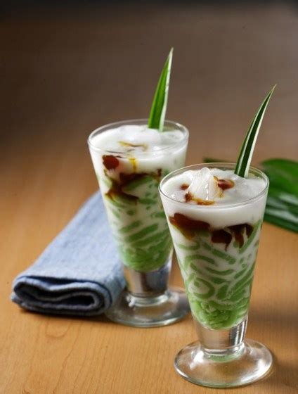 Tuang tepung kanji dan terigu ke dalam wadah, tambah bawang putih halus, daun bawang, serta. Resep dan Cara Membuat Es Cendol Bandung Sederhana | Jamus ...