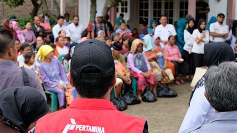 Kilang minyak pt pertamina ru vi balongan, kabupaten indramayu, jawa barat kebakaran. Pertamina RU VI Bantu Korban Banjir Indramayu - PT ...