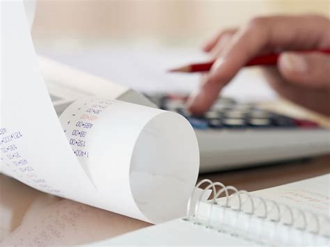 Los bienes esenciales son aquellos que indica el artículo 3 de la ley 675 del 2001, denominados el cuidado y manutención de los bienes comunes recae sobre todos los copropietarios, para lo cual es. Definición y tipos de expensas