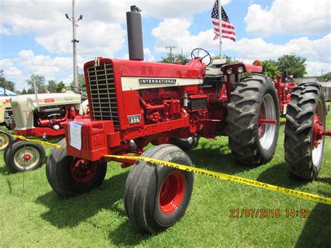 Bright Red International 856 From 45 Years Ago Farmall Tractors