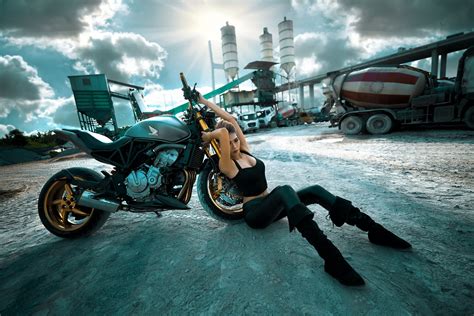 Free Download Hd Wallpaper Woman Lean On Naked Motorcycle Wallpaper