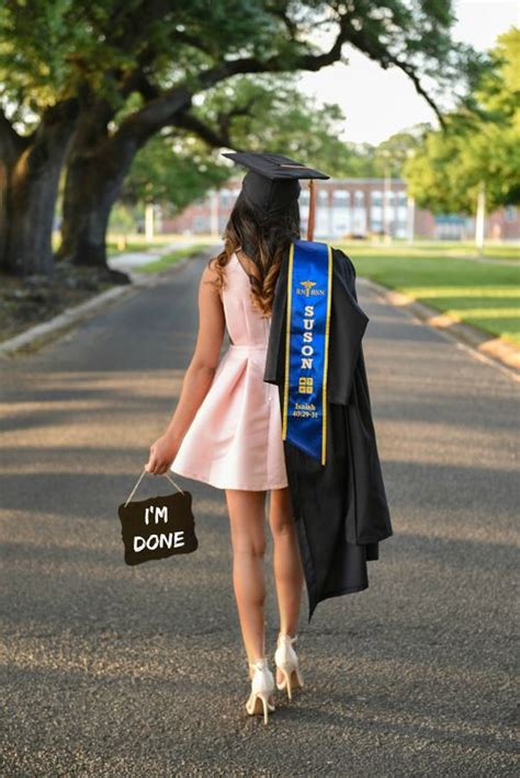 Graduation Picture Poses Girl Graduation Pictures Graduation