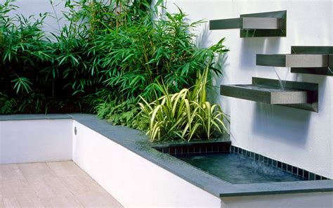 Our modern courtyard garden design ideas and creative inspiration are captured by 3 photographers in 6 london locations across diverse, contemporary projects and their innovative details, planting, lighting, seating, landscaping case studies, compelling images and low maintenance ideology. Small courtyard garden | modern patio design Parsons Green SW6