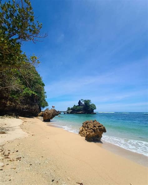 10 Pantai Di Jawa Timur Yang Paling Angker Tetapi Menawan Banget