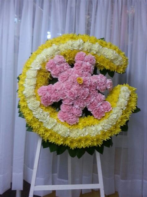 Knowing that you have lost a friend or loved ones can make it difficult for you to put a word expressing most people might think flowers are the best alternative to express sympathy and sent to the home of the grieving family. this is the Broken Spoke wagon wheel sympathy arrangement ...