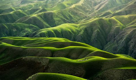 高清晰绿色蜿蜒山丘壁纸 欧莱凯设计网
