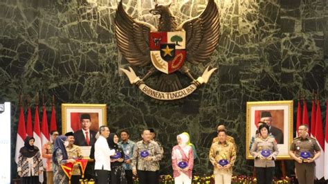 Komisi Informasi Provinsi Dki Jakarta Memberikan Penghargaan