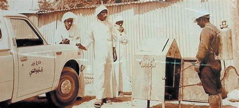 صورة تعود إلى سبعينيات القرن الماضي حيث موظف في بلدية الخفجي يرش مبيدات